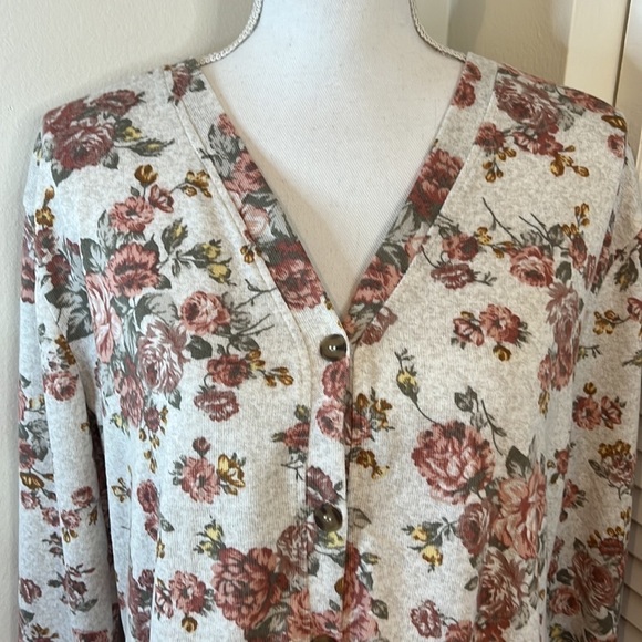 Wallflower Cream Floral Peplum Button Down Blouse.  Size Medium - Picture 2 of 9